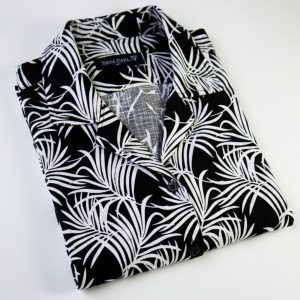 Camisa estampada SAM CHIL / Algodón 100% - PRODUCTO PERUANO - CAMISA PLAYERA BLANCO CON NEGRO MANGA CORTA